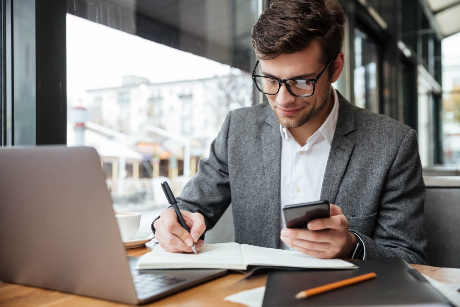 É frustrante para qualquer empresário injetar capital em campanhas e perceber que o telefone não toca ou que o WhatsApp recebe apenas curiosos. Quando a empresa não consegue clientes, o primeiro instinto é culpar o marketing de forma genérica. No entanto, o problema raramente é o "marketing" como conceito, mas sim a execução tática e a falta de visão estratégica.