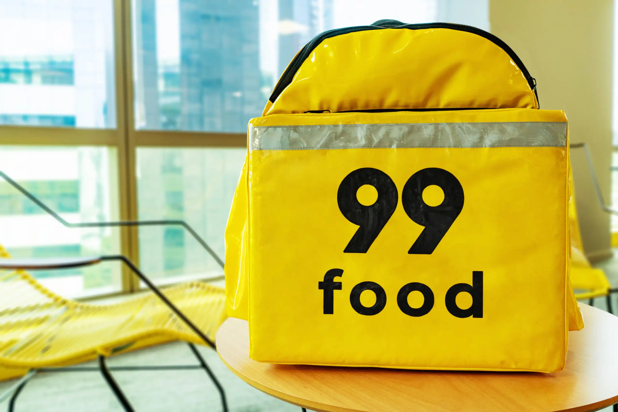 Quando analisamos como precificar para delivery, percebemos que a "guerra das taxas" favorece o restaurante que sabe jogar em várias frentes. No iFood, o volume de pedidos costuma ser maior, porém a margem é mais apertada. No 99Food, embora o volume possa ser ligeiramente menor em algumas regiões, o custo de operação reduzido compensa a balança.