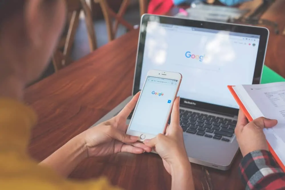 Embora existam dicas simples que você mesmo pode aplicar, como ajustar o título das imagens ou melhorar a meta descrição, o topo da página do Google é um campo de batalha altamente competitivo. As empresas que mantêm a liderança investem mensalmente em uma consultoria profissional.