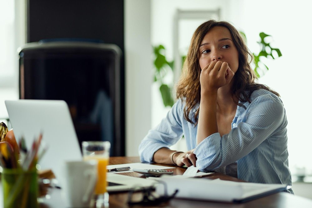 banco-asaas-assas-esta-fora-do-ar-problema-3 jovem preocupada pensando em algo enquanto calcula seu orcamento domestico AGNC - Agência de Marketing