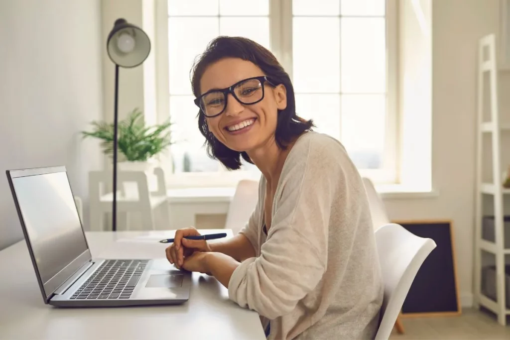 como-precificar-um-infoproduto-corretamente-3 Para quem busca uma resposta imediata: precificar um infoproduto exige a soma dos custos de produção, taxas das plataformas (que variam de 4,9% a 9,9%), impostos, investimento em tráfego pago (CAC) e a margem de lucro desejada, sempre alinhando o valor final à transformação que o produto entrega ao cliente.
