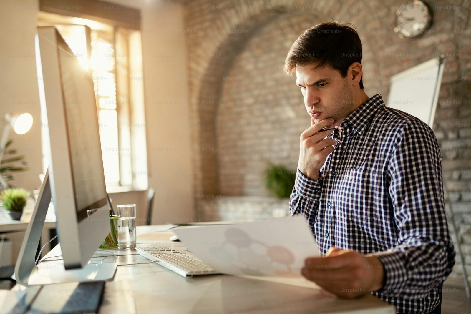 6-erros-no-marketing-digital-4 Para quem busca uma resposta imediata: os 6 erros no marketing que impedem resultados são a falta de objetivos claros, o desconhecimento do público-alvo, a negligência na análise de dados, o foco exclusivo em vendas imediatas, a produção de conteúdo irrelevante e a má experiência do cliente. Além disso, tratar o marketing como custo em vez de investimento e optar por soluções amadoras são os principais motivos de falha em empresas brasileiras.