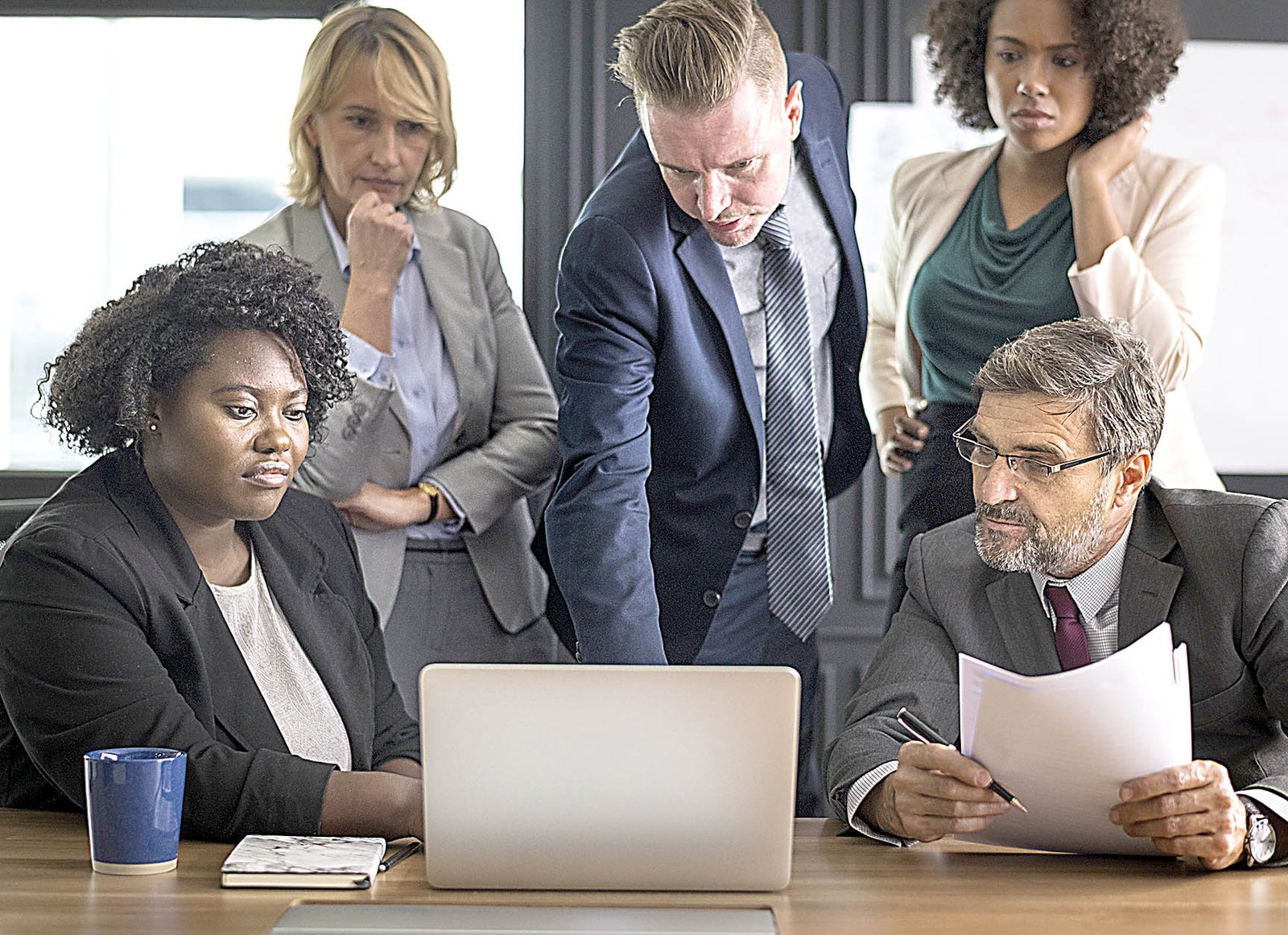 6-erros-no-marketing-digital-3 O primeiro dos 6 erros no marketing é a falta de direção. Muitos empresários investem em tráfego pago sem saber se querem reconhecimento de marca, geração de leads ou vendas diretas. Sem um KPI (indicador chave de performance) definido, qualquer resultado parece ruim ou, pior, você não sabe onde o dinheiro está sendo alocado com eficiência. O marketing sem estratégia é apenas um palpite caro.