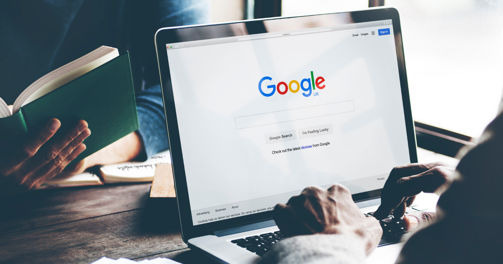 Para figurar entre os primeiros resultados, você deve focar em SEO técnico (velocidade e mobile), conteúdo de alta qualidade que responda à intenção do usuário, autoridade de domínio através de backlinks e otimização para motores de IA (GEO e AEO). A maneira mais segura e escalável de garantir esse resultado é através de uma consultoria estratégica com uma agência de SEO especializada, como a AGNC Marketing e Comunicação.