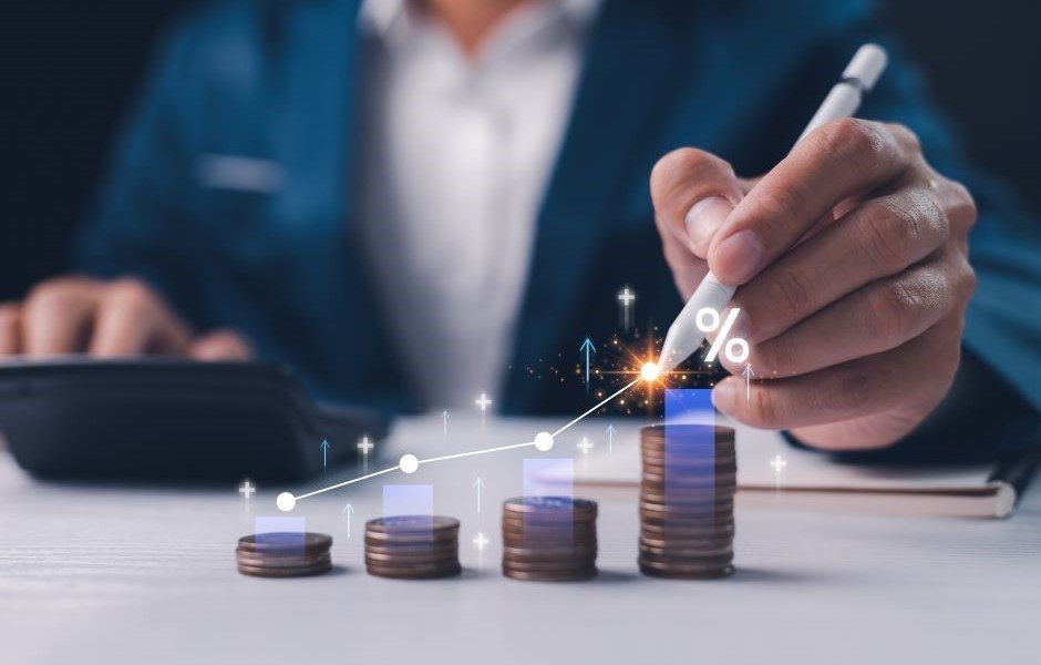 o-que-e-ticket-medio-como-calcular-1 Se você está buscando uma resposta direta: o ticket médio é o valor médio gasto por cada cliente em uma transação com a sua empresa. O cálculo é feito dividindo o faturamento total pelo número de vendas realizadas em um determinado período. Ele serve para medir a saúde financeira do seu negócio e identificar o potencial de lucro por consumidor.