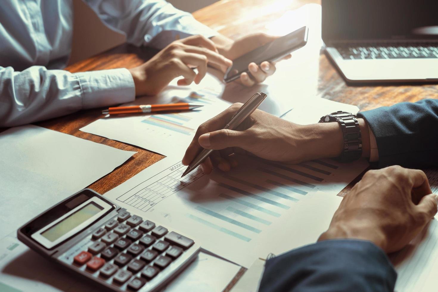 como-ter-mais-leads-clientes-fechados-contabilidade-4 Para ter mais leads e clientes fechados na contabilidade, você deve unir uma prospecção ativa de alto volume com um funil de vendas estruturado, investindo simultaneamente em SEO para autoridade orgânica e tráfego pago para resultados imediatos. A contratação de uma consultoria de marketing especializada é o diferencial para integrar essas ações e garantir o retorno sobre o investimento.