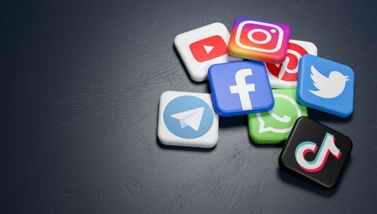 O social mídia não morreu, mas a forma de consumir conteúdo mudou. Se o seu alcance orgânico está baixo e não há conversão, sua estratégia está obsoleta. É preciso investir em Social Search e conteúdos de alta autoridade.