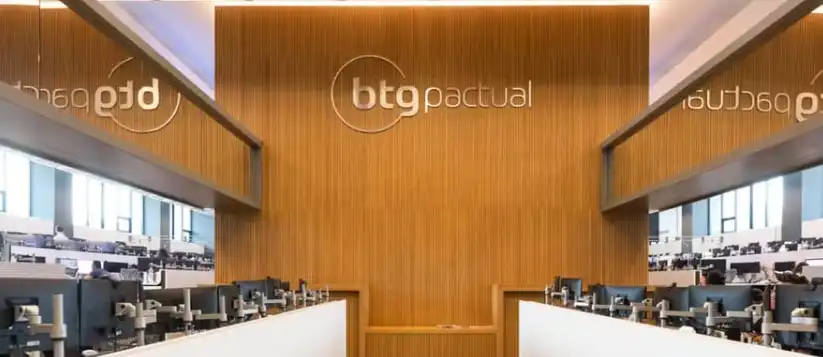 O BTG Pactual sofreu um ataque hacker que resultou em um desvio inicial de R$ 100 milhões. O banco agiu rapidamente suspendendo o Pix, recuperou grande parte dos valores (reduzindo o prejuízo líquido para R$ 40 milhões) e garantiu que dados de clientes não foram expostos. O serviço foi restabelecido integralmente nesta segunda-feira (23/03/2026).