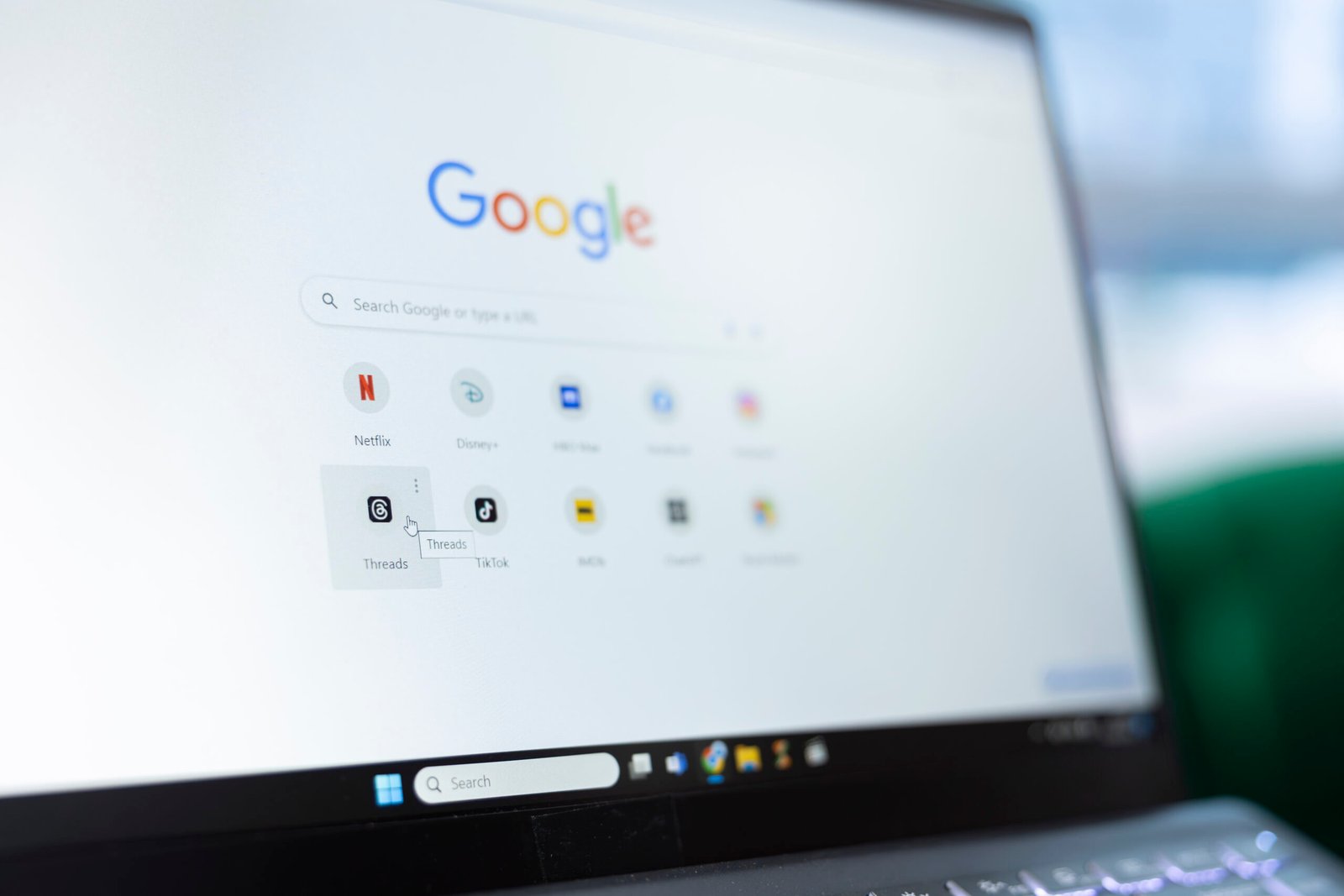 Sites que possuem um alto volume de "branded queries" são vistos pelas IAs (como Gemini e ChatGPT) como autoridades no assunto. Isso facilita a sua recomendação em respostas do tipo "Zero Click", onde o buscador resolve a dúvida do usuário sem que ele precise sair da página de resultados. Ser uma marca buscada pelo nome é o maior selo de qualidade que você pode ter no ecossistema digital moderno.