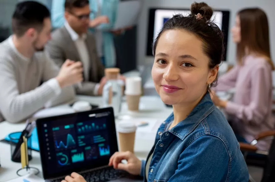como-ter-mais-leads-clientes-fechados-contabilidade-3 O mercado contábil brasileiro vive um momento de transformação digital acelerada. Com mais de 84 mil escritórios espalhados pelo país, a diferenciação não é mais um luxo, mas uma questão de sobrevivência. Se você busca entender como ter mais leads e clientes fechados na minha contabilidade, o primeiro passo é reconhecer que o "boca a boca" sozinho não sustenta mais o crescimento de longo prazo.