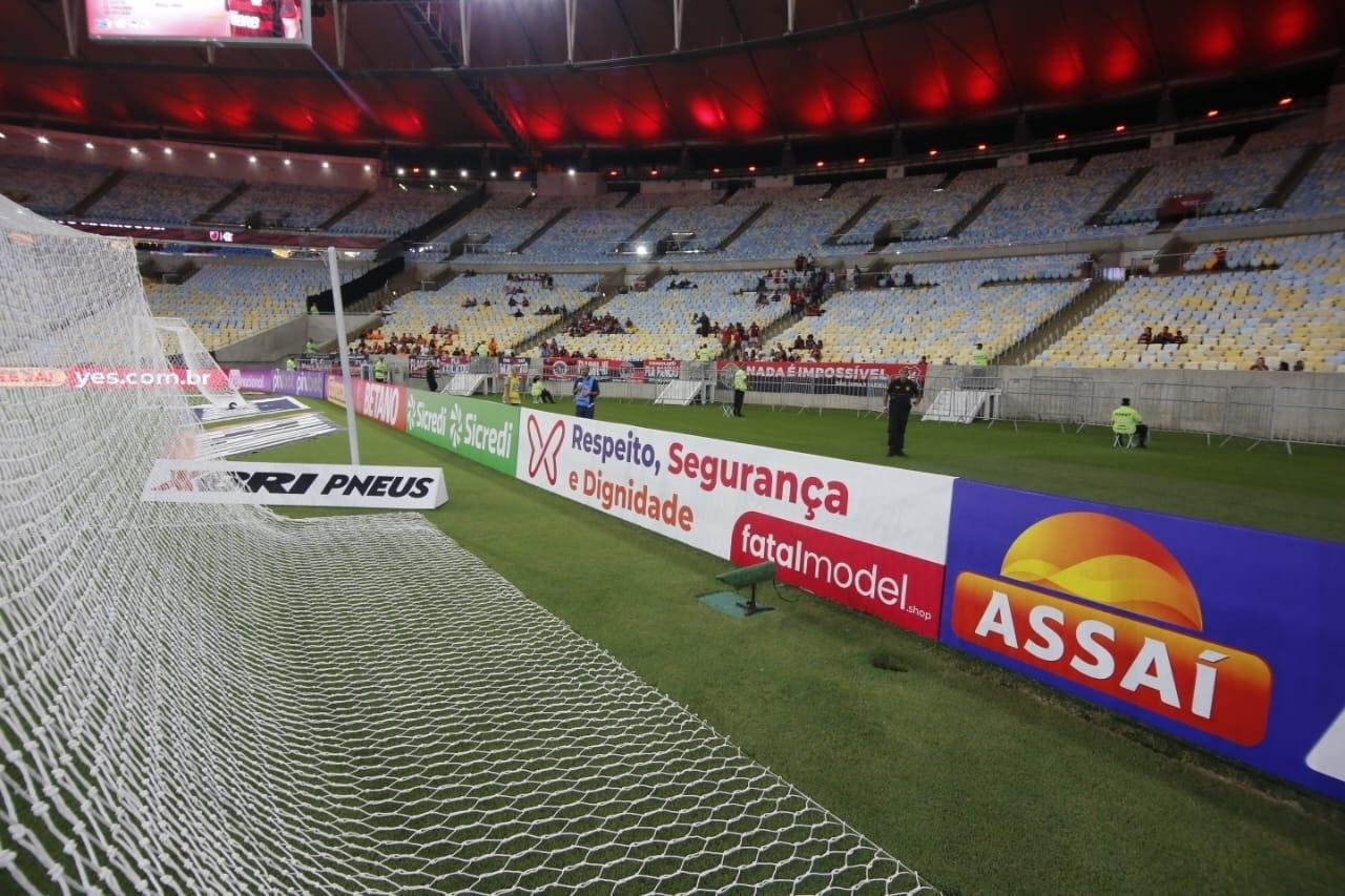propaganda-em-estadios-de-futebol-vale-a-pena-4 Sim, a propaganda em estádios de futebol vale a pena para empresas que buscam alta visibilidade, fortalecimento de autoridade e associação emocional com o público. O sucesso do investimento depende da escolha de campeonatos com transmissão nacional (TV e Streaming) e da integração com estratégias de marketing digital para converter a exposição em leads qualificados.