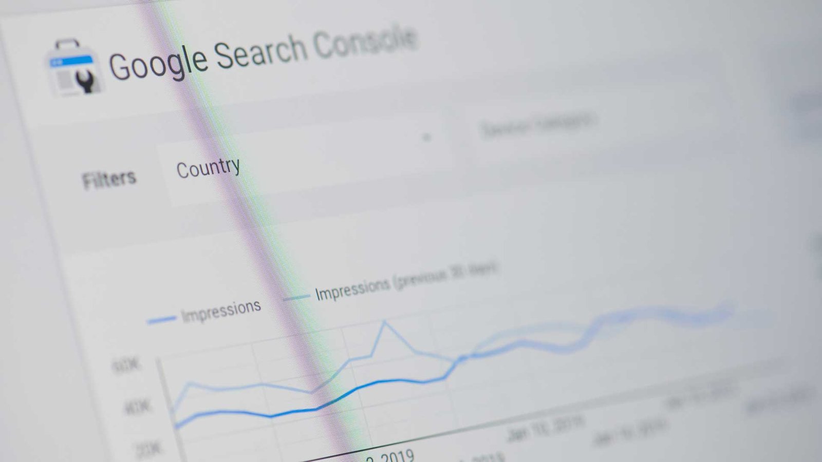 A expansão do filtro de branded queries no Search Console é uma funcionalidade automatizada por Inteligência Artificial que separa, de forma nativa, as buscas que citam sua marca (branded) das buscas genéricas do setor (non-branded). Antes, profissionais de SEO precisavam criar filtros complexos de Regex ou manuais; agora, o Google identifica variações, nomes de produtos e erros de digitação da sua marca para entregar um relatório de desempenho segmentado e limpo.