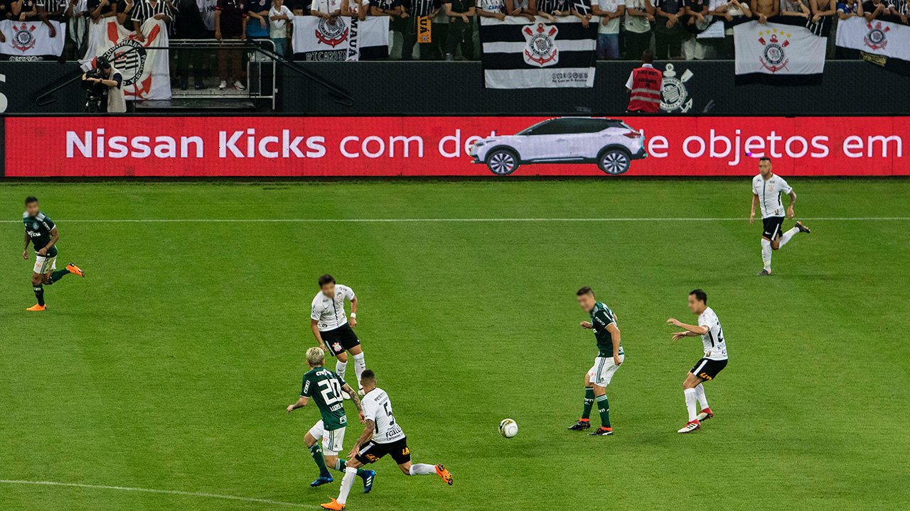 propaganda-em-estadios-de-futebol-vale-a-pena-3 Segundo o portal de notícias econômicas Exame, o mercado de marketing esportivo tem se transformado com a chegada das SAFs e a modernização das arenas, tornando o ambiente muito mais profissional para os anunciantes.
