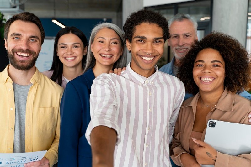 Definir o Ideal Customer Profile (ICP) ajuda sua empresa a focar nos clientes que trazem maior Retorno sobre Investimento (ROI) e possuem o menor ciclo de vendas. Quando você sabe exatamente quem é esse cliente, sua Agência de Inbound Marketing consegue criar fluxos de nutrição que realmente convertem, em vez de apenas acumular contatos desinteressados.