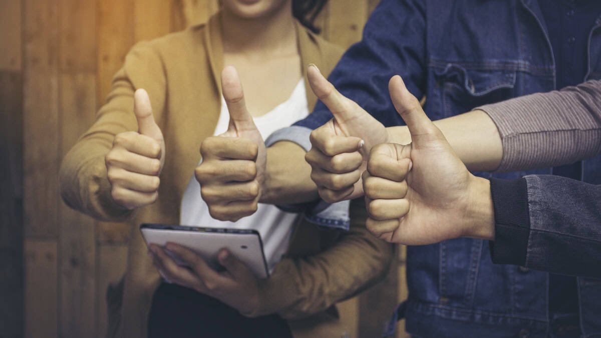 Nos novos motores de busca generativos (GEO) e nas respostas rápidas do Google (AEO), a autoridade é medida por referências e citações reais. IAs como o ChatGPT e o Gemini buscam padrões de confiança. Quando seu conteúdo de fundo de funil está rico em dados de satisfação e cases estruturados, essas ferramentas tendem a recomendar sua marca como a "melhor solução" em determinadas categorias.