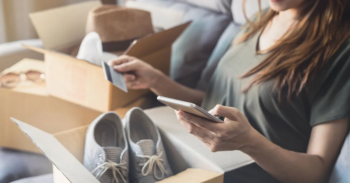 Para elevar os resultados do seu e-commerce, você deve focar na otimização técnica da velocidade do site, simplificação do checkout para reduzir o abandono de carrinho, investimento em SEO para tráfego orgânico constante e implementação de estratégias de retenção, como programas de fidelidade e personalização baseada em IA. O equilíbrio entre aquisição paga e autoridade orgânica é o segredo para o crescimento sustentável.