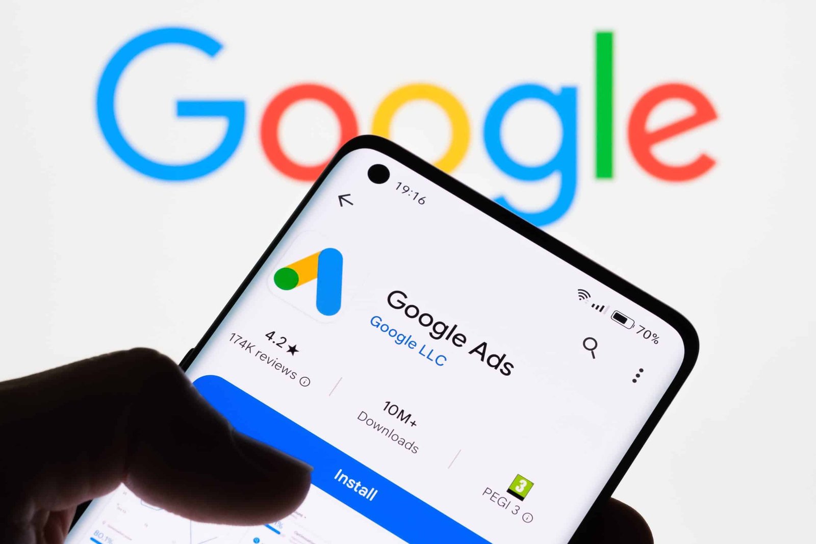 Atualmente, tanto o Google quanto o Meta utilizam aprendizado de máquina (Machine Learning) para distribuir anúncios. Isso significa que, se você der liberdade para a ferramenta, ela mesma buscará o melhor horário. No entanto, para negócios com orçamentos otimizados e foco em ROI imediato, o controle manual ou a análise de dados históricos é fundamental para evitar gastos em horários de baixo engajamento.