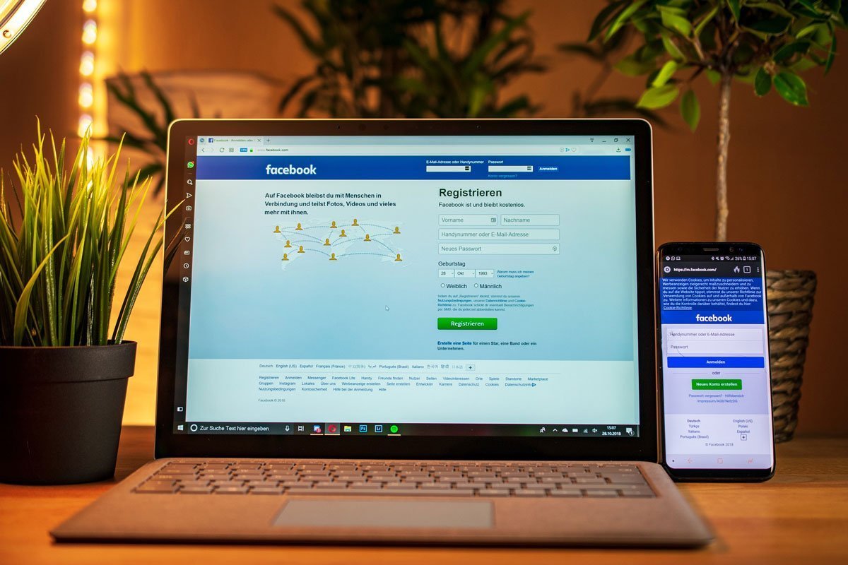 O melhor horário para anunciar no Google ou Facebook é aquele em que seu público-alvo está em contexto de decisão de compra. Estudos gerais, como o da RTB House, apontam picos de desempenho entre 14h e 16h e entre 20h e 22h, especialmente às terças e quintas-feiras.