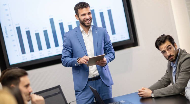 ROI em growth marketing exige uma visão sistêmica e de médio a longo prazo. Medir apenas resultados imediatos leva a cortes prematuros em iniciativas que constroem valor composto ao longo do tempo. As organizações que dominam essa análise conseguem escalar com mais segurança, priorizar com mais precisão e justificar investimentos com dados concretos.