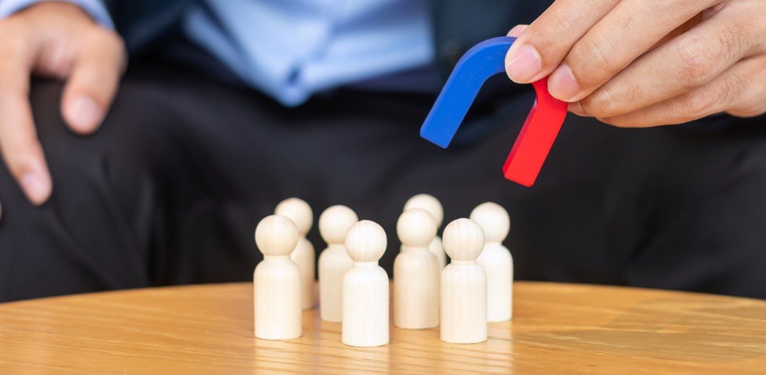 inbound-marketing-para-b2b-gerar-leads-2 Esta é a pergunta que mais gera expectativas incorretas. A resposta honesta é: os primeiros leads qualificados aparecem entre 3 e 6 meses. Resultados consistentes e previsíveis chegam entre 6 e 12 meses. O canal orgânico se torna um gerador autônomo e escalável de pipeline entre 12 e 18 meses.