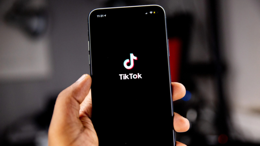 A maior barreira que as empresas relatam não é a falta de ideias. É o medo de aparecer e de não fazer "o vídeo perfeito". O TikTok penaliza perfeccionismo e recompensa autenticidade. Produção simples, gravada no celular, com boa iluminação natural e áudio claro performa frequentemente melhor do que produções elaboradas que parecem comerciais de TV.