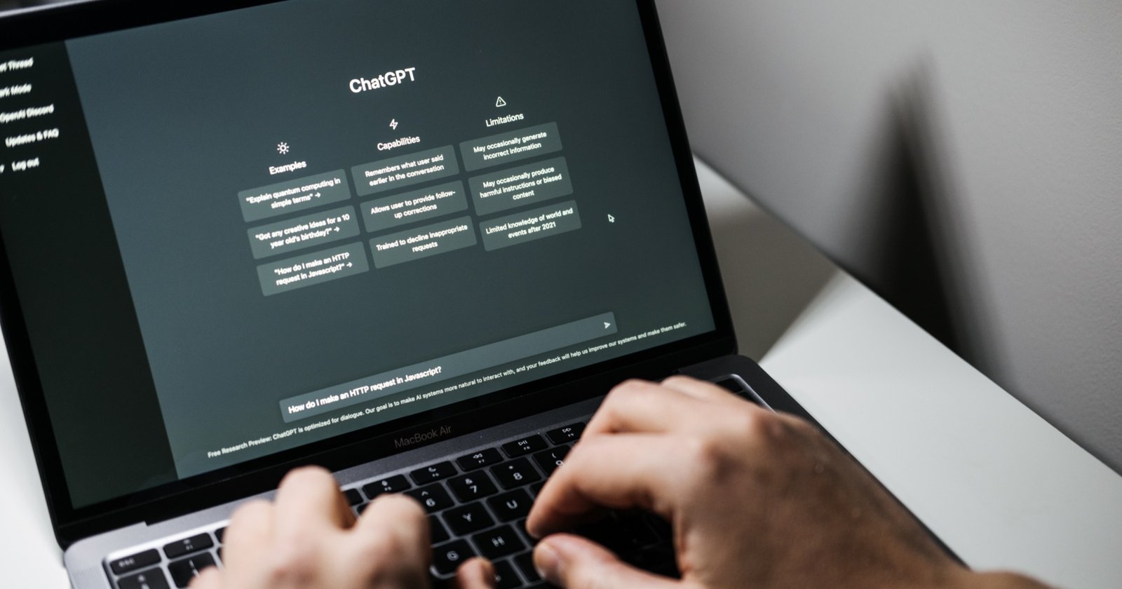 Visibilidade em inteligência artificial é a capacidade de uma empresa ser citada e recomendada pelas ferramentas de IA, como ChatGPT, Perplexity, Google AI Overview e Gemini, quando um usuário faz uma pergunta relacionada ao seu segmento. Segundo dados da 2X Survey, 96% das empresas B2B são completamente invisíveis em AI discovery para as buscas mais relevantes do seu setor. Isso significa que a grande maioria das empresas simplesmente não existe para uma fatia crescente de compradores que já fazem suas pesquisas nas ferramentas de IA antes de qualquer contato comercial.