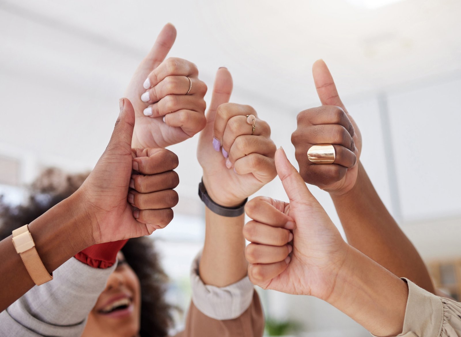 prova-social-avaliacoes-que-geram-clientes-3 Resposta Rápida: Prova social é qualquer evidência real de que outras pessoas confiam, usam e recomendam sua marca. Ela inclui avaliações no Google, depoimentos em vídeo, cases de sucesso, números de clientes atendidos, comentários em redes sociais e recomendações de especialistas. Quando bem estruturada e exibida nos pontos certos da jornada de compra, a prova social reduz objeções, aumenta a taxa de conversão e acelera decisões de compra de forma mensurável.