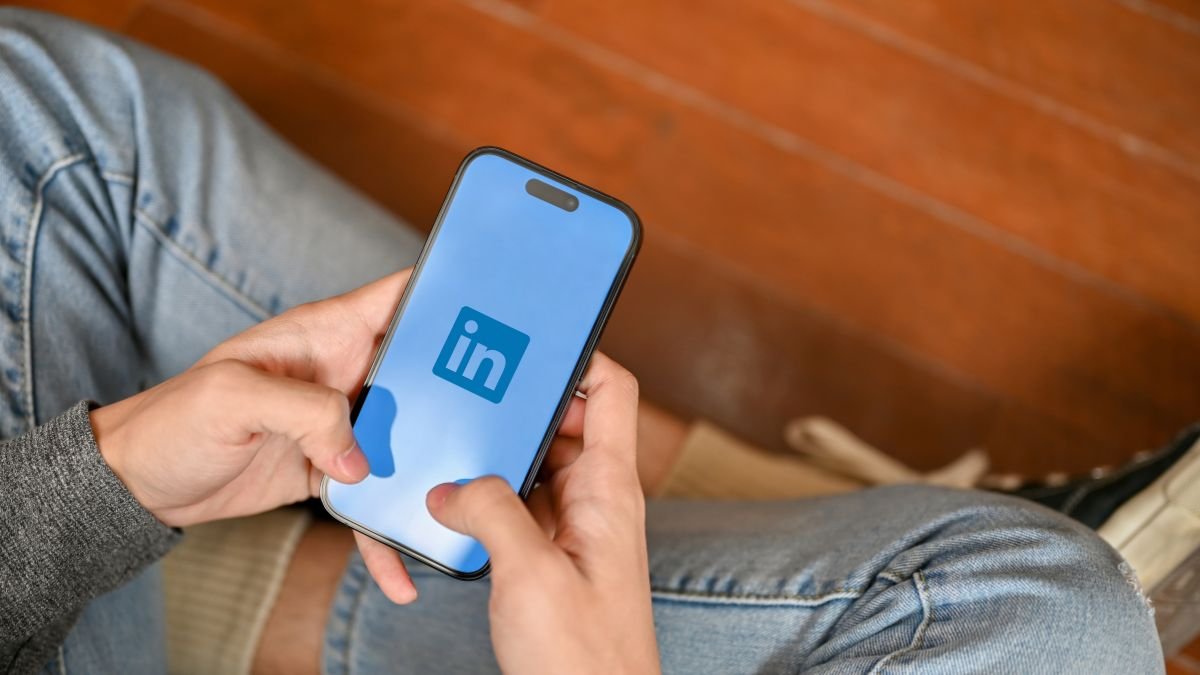 linkedin-para-empresas-b2b-leads-qualificados-3 O LinkedIn é o canal mais eficiente para empresas B2B gerarem leads qualificados e construírem autoridade de mercado em 2026. A plataforma concentra 80% de todos os leads gerados por redes sociais no ambiente B2B, tem custo por lead 28% menor do que o Google Ads para campanhas corporativas, e 4 em cada 5 membros ativos influenciam diretamente decisões de compra nas suas organizações. Empresas que combinam presença orgânica consistente com anúncios segmentados no LinkedIn constroem autoridade, geram pipeline qualificado e fecham negócios com ciclos significativamente mais curtos.