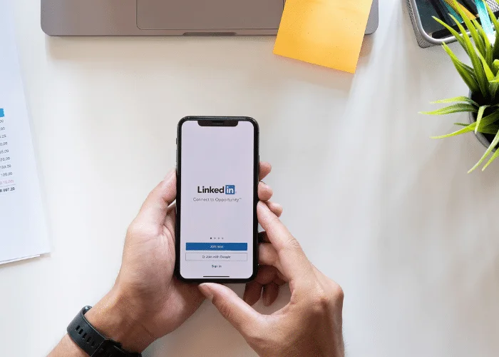 linkedin-para-empresas-b2b-leads-qualificados-2 Empresas que estruturam programas de employee advocacy, onde os colaboradores compartilham conteúdo da empresa e publicam perspectivas próprias sobre o setor, multiplicam o alcance orgânico sem nenhum custo adicional de mídia. Para o mercado B2B, onde a confiança pessoal é um dos principais fatores de decisão, ver os profissionais de uma empresa falando com autoridade sobre os desafios dos clientes é um dos gatilhos de credibilidade mais poderosos disponíveis.