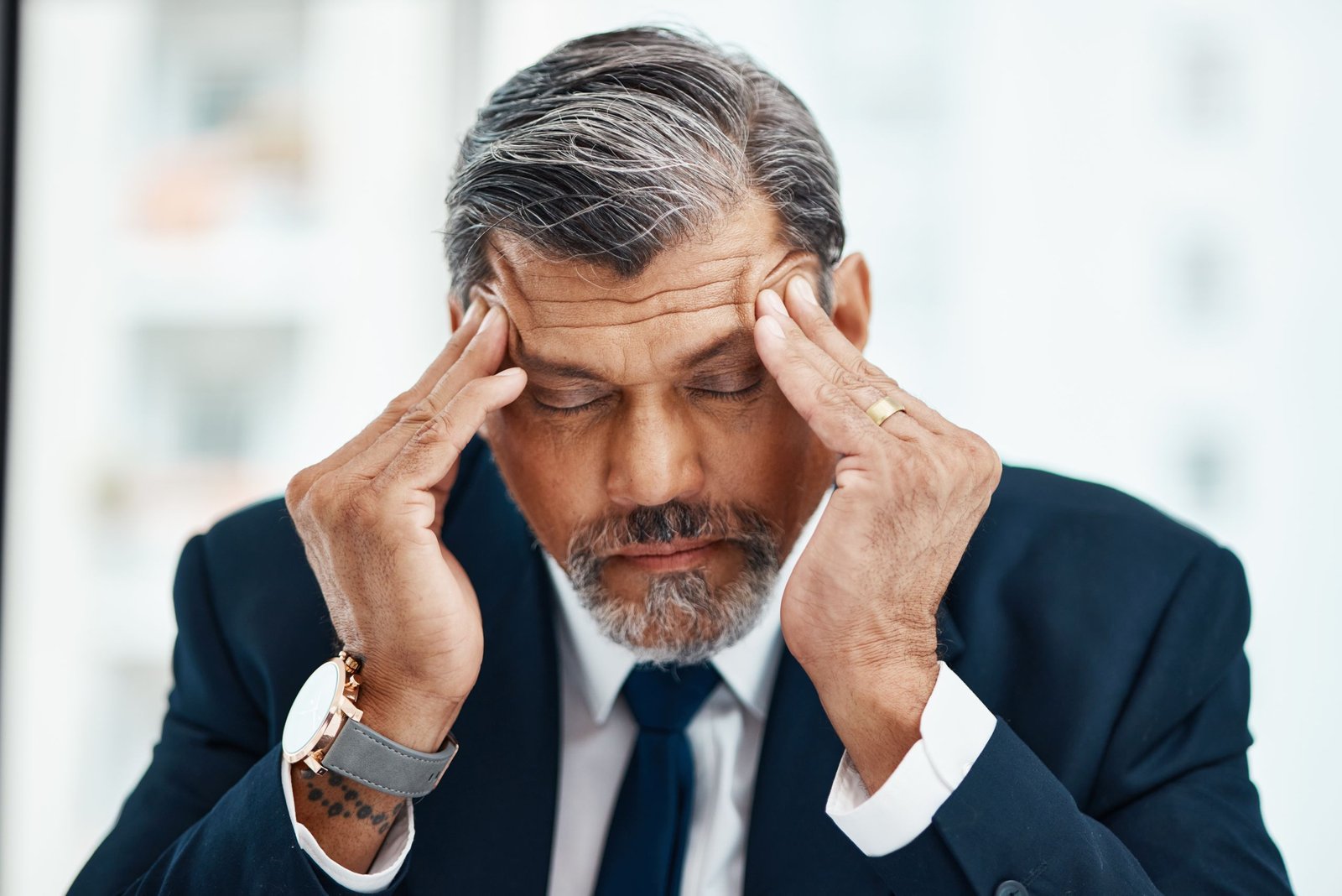Olá, sou o Patrick, e o tema de hoje é um dos mais urgentes para qualquer empresário com presença digital: gestão de crise digital e o que fazer quando a reputação da sua empresa é ameaçada nas redes sociais. Em um ambiente onde uma publicação negativa pode viralizar em minutos e destruir em horas o que levou anos para construir, não ter um plano de crise é uma vulnerabilidade que nenhuma empresa pode se dar ao luxo de ignorar.