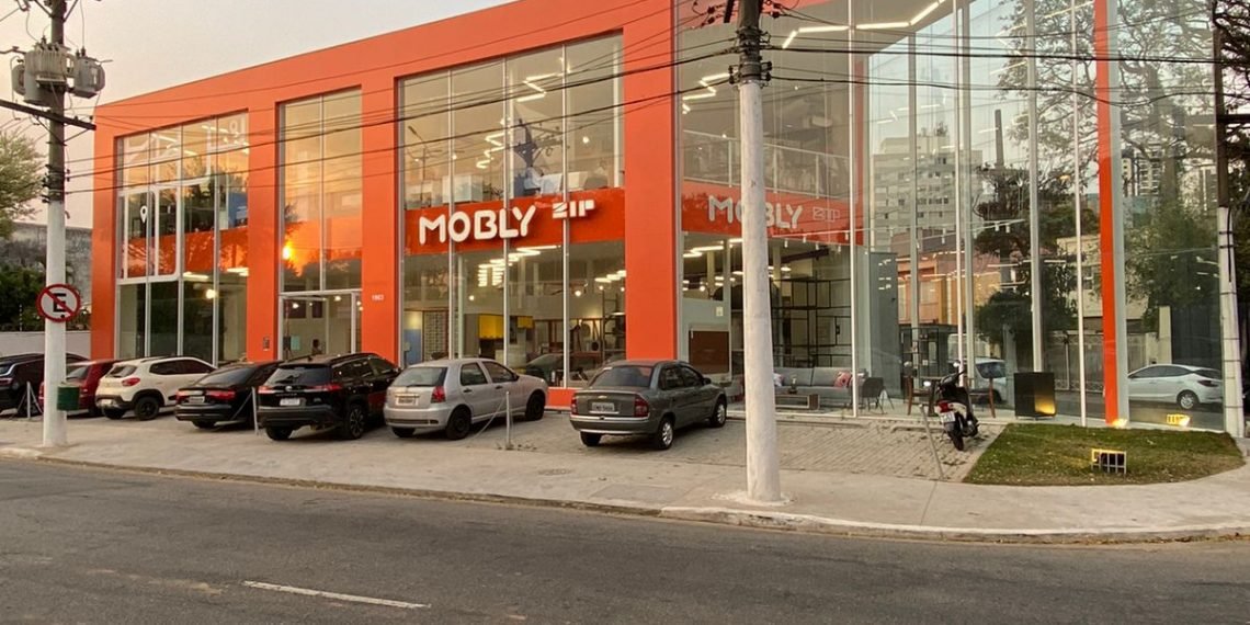 Resposta Rápida: O Grupo Toky, controlador das redes Tok&Stok e Mobly, protocolou pedido de recuperação judicial em maio de 2026 com dívida total de R$ 1,12 bilhão. A empresa cita juros elevados, endividamento das famílias e retração no consumo de bens duráveis como causas centrais. Mas por trás dos números financeiros existe uma lição estratégica clara: marcas que não constroem relevância digital consistente, autoridade de mercado e relacionamento contínuo com o consumidor ficam mais vulneráveis em momentos de retração econômica, porque não têm ativos intangíveis suficientes para sustentar a preferência quando o bolso aperta.