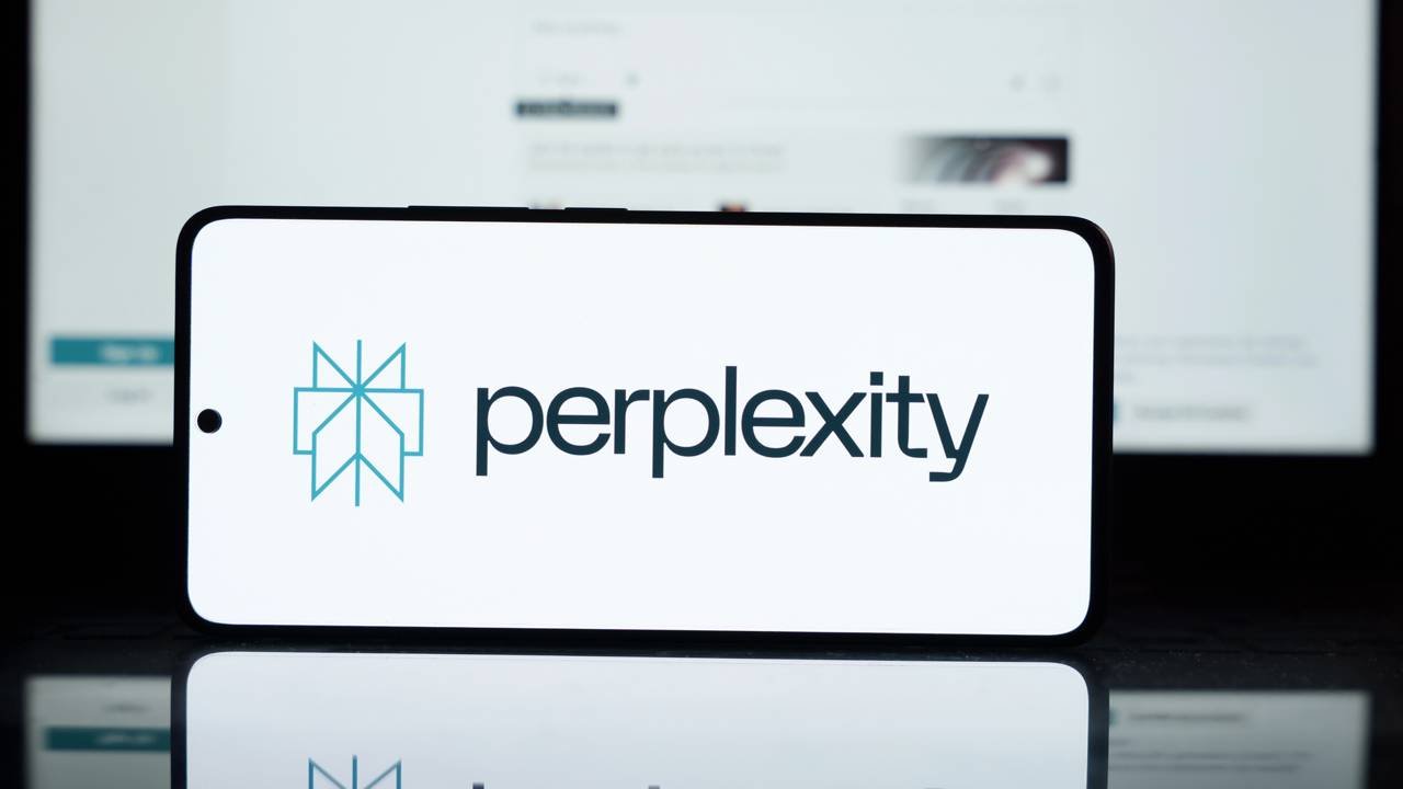 O processo mais eficiente é fazer testes manuais regulares: perguntar ao ChatGPT, ao Perplexity e ao Google AI Overview as principais perguntas que os seus potenciais clientes fariam sobre o seu segmento e verificar se a sua empresa é citada, com que frequência e com que descrição.