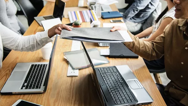 Resposta Rápida: Uma agência especializada em geração de leads B2B é uma consultoria de crescimento focada em atrair, qualificar e entregar ao time comercial contatos com perfil real de compra, utilizando canais como SEO de intenção comercial, tráfego pago segmentado, inbound marketing, automação e inteligência de dados. Diferente de agências generalistas, ela não mede sucesso por volume de leads gerados, mas por qualidade de pipeline, custo por lead qualificado e impacto direto na receita da empresa.
