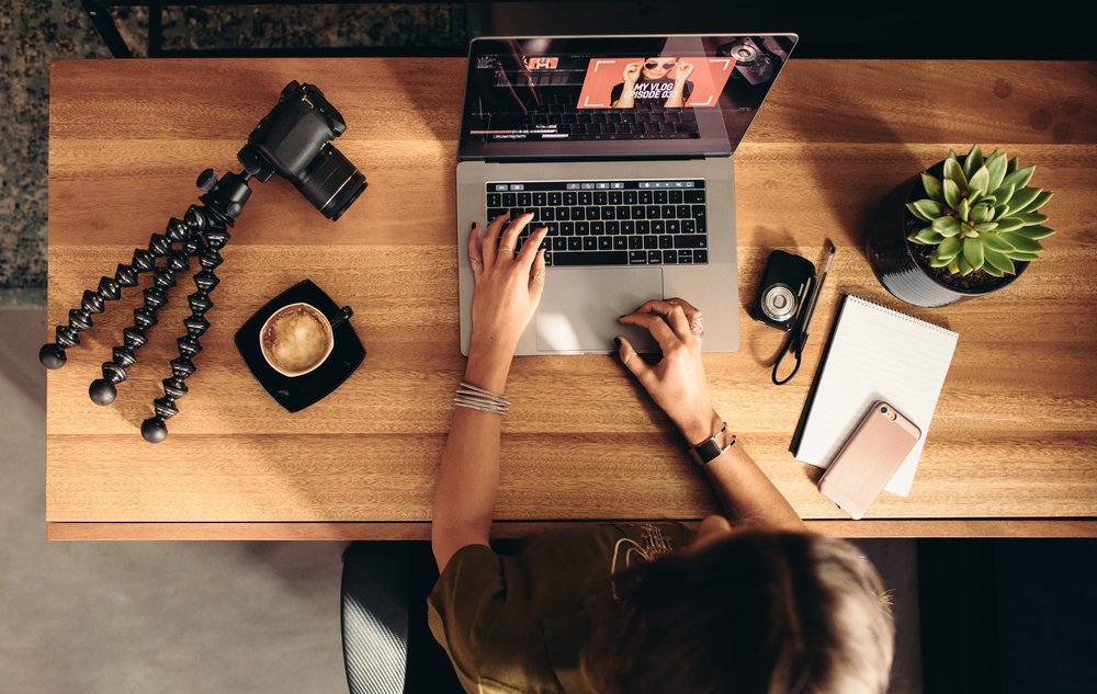 O Brasil é um dos países com maior engajamento em redes sociais do mundo e tem uma cultura de consumo de conteúdo digital extremamente ativa. Ao mesmo tempo, boa parte das empresas brasileiras ainda trata o marketing de influência como experimento, sem processo, sem rastreamento e sem estratégia de longo prazo.