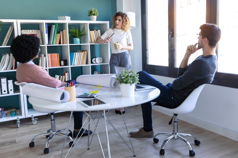 A maioria das empresas que chega à AGNC Digital Growth já passou por pelo menos uma experiência frustrante com agências digitais convencionais. O padrão é sempre parecido: proposta agressiva, início animador, relatórios cheios de dados de vaidade e, no final do contrato, a mesma pergunta sem resposta: onde está o retorno sobre o meu investimento?