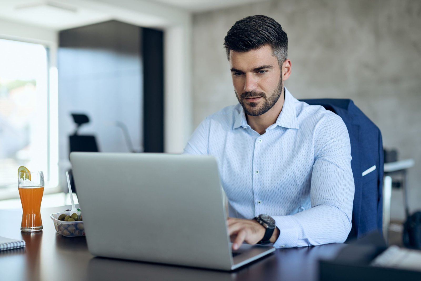 E aí, tudo bem? Sou o Patrick, e se você está à frente de uma empresa de alto faturamento e sente que o marketing poderia entregar muito mais do que está entregando, este artigo vai mostrar exatamente por quê isso acontece e o que fazer para mudar. Growth marketing para empresas de alto faturamento não é sobre fazer mais campanhas. É sobre construir um sistema que transforma cada real investido em marketing em resultado mensurável, previsível e escalável.