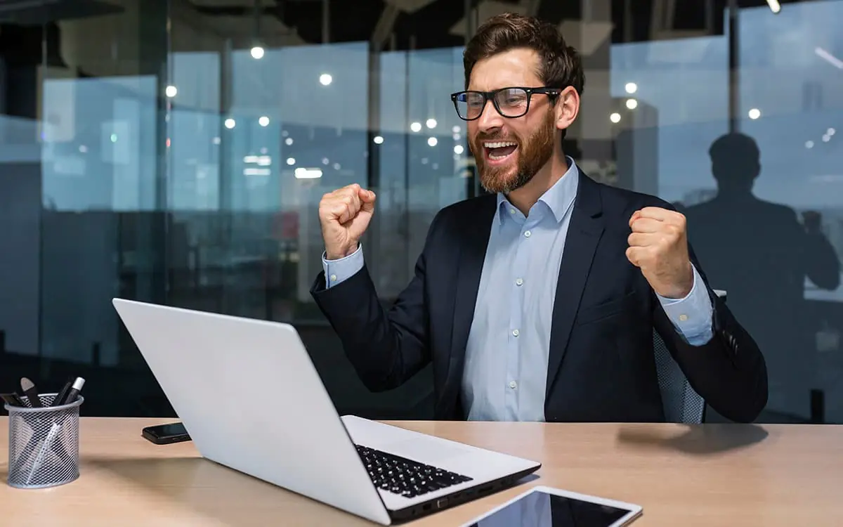 Resposta Rápida: Estratégias de growth para escalar vendas são um conjunto integrado de ações de marketing, dados e processo comercial que otimizam simultaneamente a aquisição de novos clientes, a conversão ao longo do funil e a retenção e expansão da base existente. Empresas que tratam SEO, conteúdo, automação, mídia paga e vendas de forma conectada geram impacto real no ROI em growth marketing, enquanto as que operam esses canais de forma isolada e desconectada perdem em eficiência, previsibilidade e capacidade de escalar com consistência.