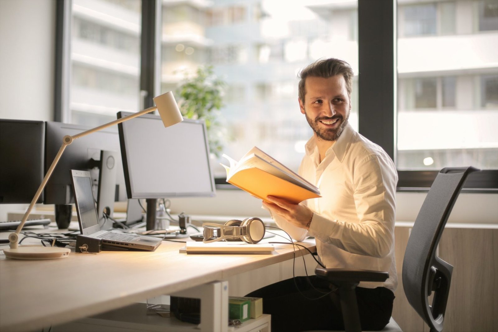 Leads que não estão prontos para comprar no momento da captação representam uma oportunidade futura que a maioria das empresas desperdiça por falta de processo de nutrição. Fluxos de e-mail automatizados segmentados por interesse, comportamento e estágio no funil mantêm o relacionamento ativo até o momento certo da abordagem comercial.