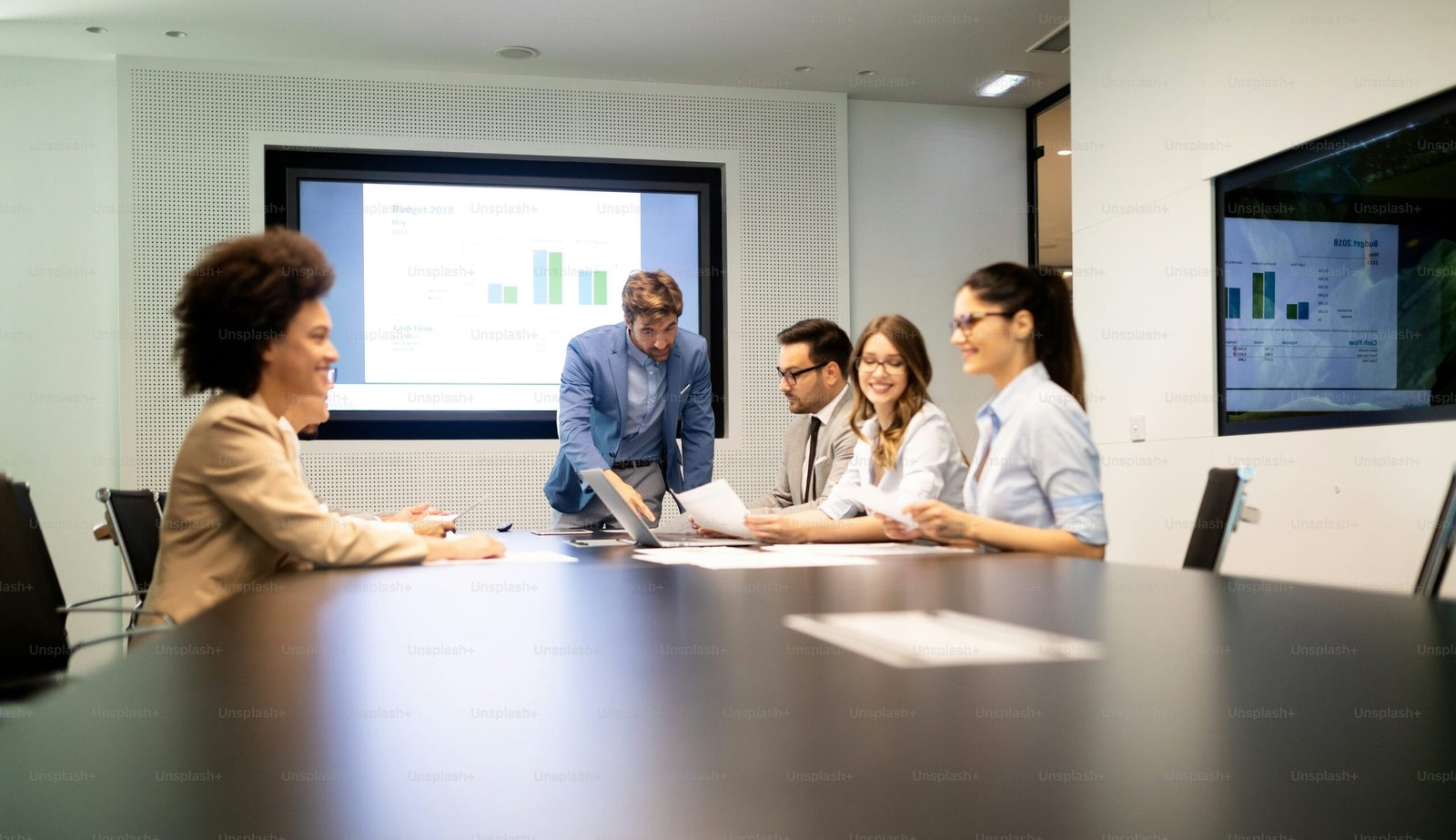 captacao-de-leads-qualificados-para-empresas-3 Resposta Rápida: Captação de leads qualificados para empresas é o processo estruturado de atrair, identificar e filtrar contatos com perfil, intenção e momento de compra compatíveis com o produto ou serviço ofertado, antes de qualquer abordagem comercial. No Brasil em 2026, o custo por lead orgânico varia de R$ 5 a R$ 200 para campanhas B2B de nicho, com taxa de conversão de lead para cliente entre 3% e 15%, dependendo do canal, da qualificação aplicada e do alinhamento entre marketing e vendas. Empresas com processo estruturado de qualificação convertem até cinco vezes mais do que aquelas que passam leads diretamente para o comercial sem critério.