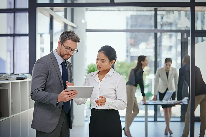 Resposta Rápida: Growth marketing para empresas de alto faturamento é a metodologia que integra SEO, performance, branding, automação e inteligência de dados em um sistema único orientado ao crescimento de receita. Diferente do marketing tradicional, que prioriza campanhas isoladas de curto prazo, o growth adota uma visão contínua de aprendizado baseada em hipóteses, dados e resultados mensuráveis, tornando o crescimento previsível, sustentável e escalável sem aumentar custos na mesma proporção do aumento de receita. Para empresas de alto faturamento, esse modelo é o que separa crescimento estruturado de crescimento acidental.
