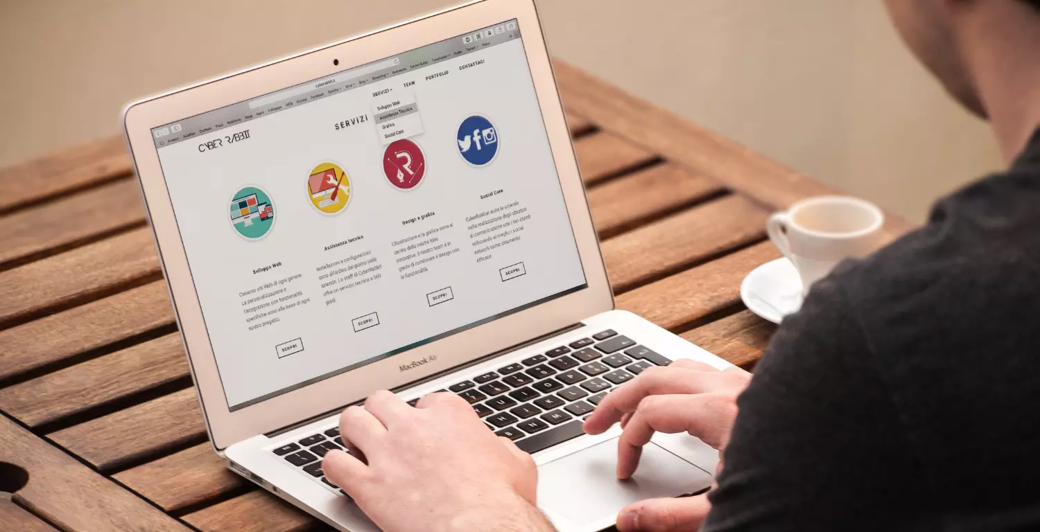 O avanço da inteligência artificial generativa transformou completamente a jornada de compra do cliente. Antigamente, o foco absoluto do SEO era posicionar um site em primeiro lugar no Google e forçar o clique do usuário. Hoje, com ferramentas que entregam respostas prontas direto na tela de busca, o comportamento do consumidor mudou. Se a sua empresa entrega apenas informações rasas, a IA vai absorver esse dado, responder ao usuário e ele nunca visitará o seu site.