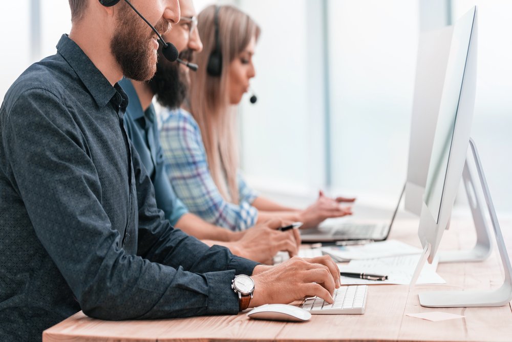 Muitos gestores chegam até nós na AGNC Digital Growth com o mesmo desabafo: o investimento em anúncios está alto, o volume de contatos está subindo, mas o faturamento não acompanha o ritmo. O motivo central desse problema é a falta de profundidade tática nas campanhas. Quando o foco da sua operação é apenas gerar cliques ou volume bruto de formulários, o resultado inevitável é a atração de leads fracos.