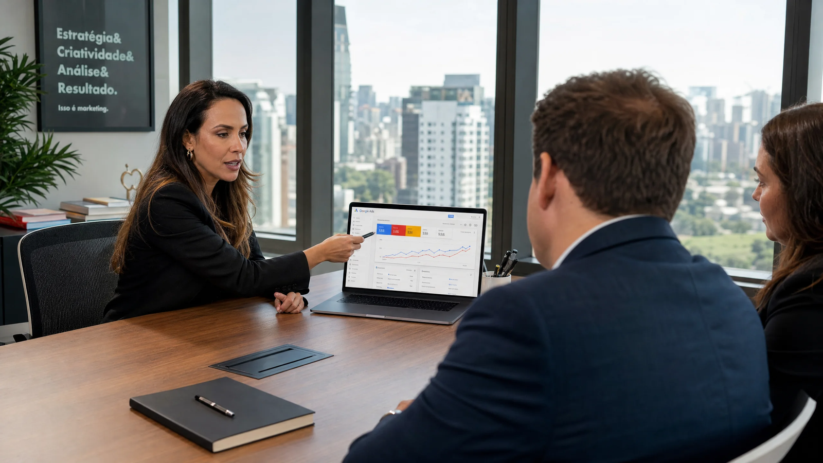 O tráfego pago B2B consiste em direcionar investimentos em mídia digital para alcançar empresas que possuem os problemas que a sua solução resolve. Diferente do mercado B2C, focado em impulso e alto volume de vendas imediatas, o foco corporativo está na qualificação do cliente ideal (ICP - Ideal Customer Profile).